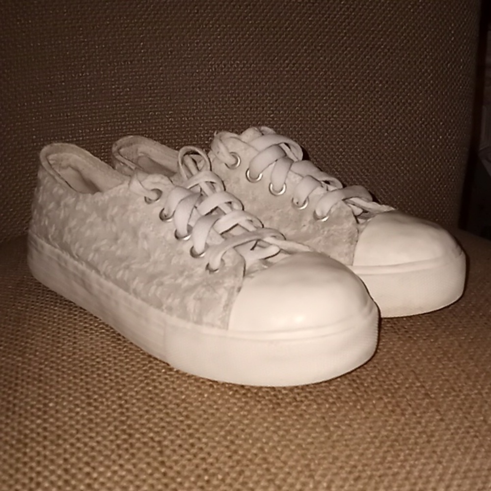 White Eyelet Flower Daisy Y2K Girls Sneakers Size 3